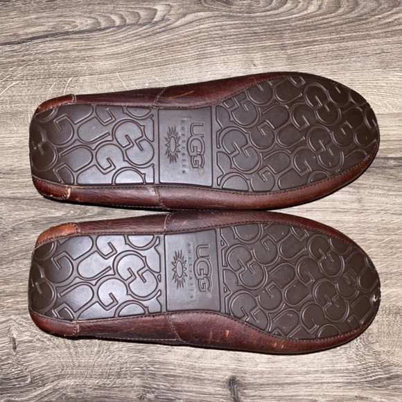NEW- UGG Mens Ascot Slippers - Size 10EEE - Brown leather- faux fur lined